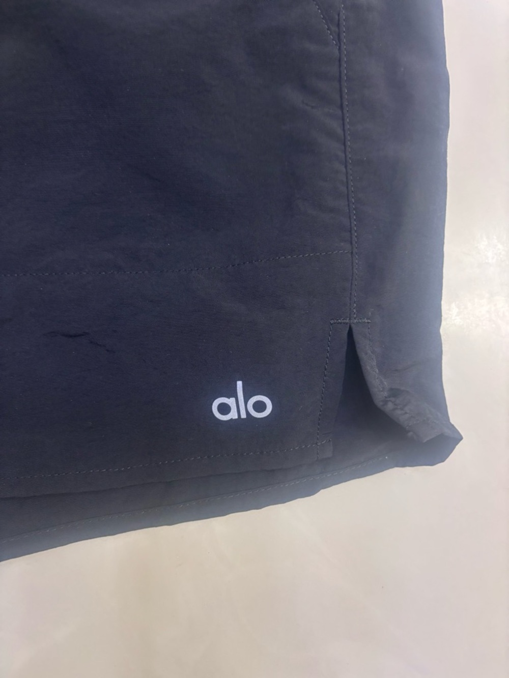 S ALO Yoga ALUMNI Black Athletic Shorts Elastic Waist Side Pockets NWOT Casual - Picture 4 of 7